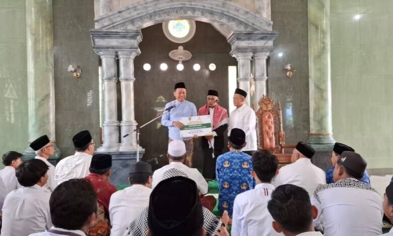 Bupati Kudus Sam’ani Intakoris melaksanakan Safari Jumat di Masjid Baitul Qudus yang dikelola LDII. Foto: LINES.