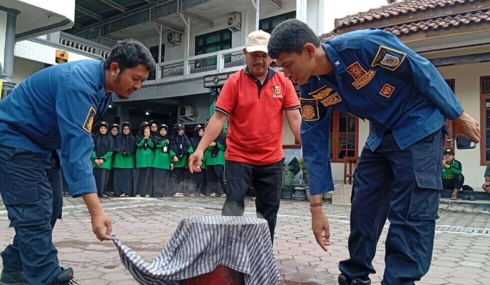 DPD LDII Kabupaten Klaten bekerja sama dengan Pemadam Kebakaran Klaten menggelar sosialisasi dan simulasi pencegahan kebakaran. Foto: LINES.