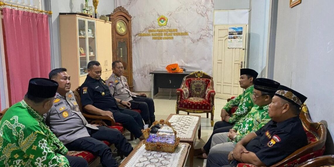 Direktur Pembinaan Masyarakat (Ditbinmas) Polda Lampung, Kombes Pol A F Indra Napitupulu, berkunjunga ke kantor DPW LDII Lampung. Foto: LINES
