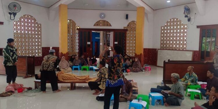 Biro Pendidikan Keagamaan dan Dakwah (PKD) DPW LDII Papua Barat memberikan pelatihan peramutan jenazah bagi warga LDII Teluk Bintuni. Foto: LINES
