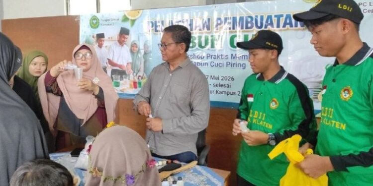 Ratusan warga dan santri mengikuti pelatihan pembuatan sabun cuci piring yang diadakan PC LDII Ceper bersama Ponpes An-Nur Kampus II Jambukulon, Ceper. Foto: LINES