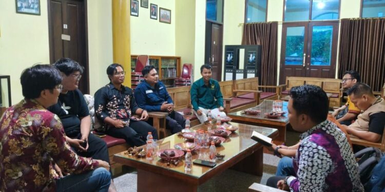 Pemuda LDII menghadiri pertemuan rutin untuk membahas program kerja Forum Pemuda Lintas Agama Bersatu (FORMULA SATU) Kabupaten Banyuwangi. Foto: LINES
