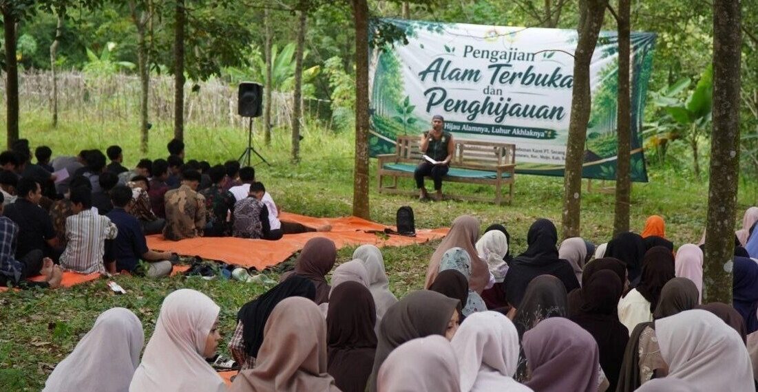 Sekitar 450 pemuda LDII Kediri mengikuti kegiatan Pengajian Alam Terbuka dan Penghijauan yang digelar di kawasan Perkebunan PT Secang Sukosewu, Mojo, Kabupaten Kediri, pada Minggu (17/5). Foto: LINES
