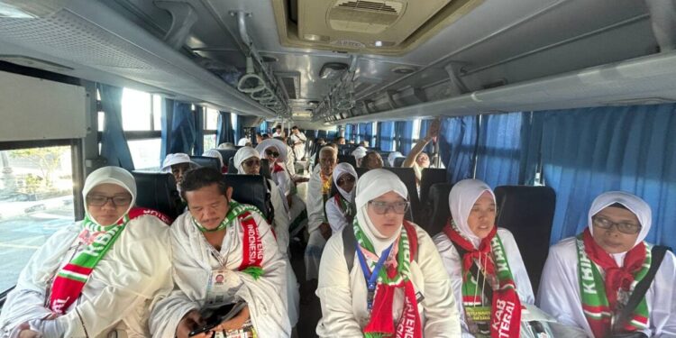 Kadaker Ihsan Faisal sebut jemaah gelombang kedua diwajibkan menggunakan kain ihram sejak di embarkasi, Rabu (6/5/2026). Foto: MCH 2026