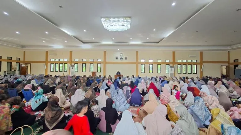 DPD LDII Kabupaten Purwakarta bersama PC LDII Kotabaru Cikampek menggelar pengajian rutin bagi ibu-ibu di Majelis Taklim Nashrullah Cikampek, Purwakarta, pada Minggu (17/5). Foto: LINES