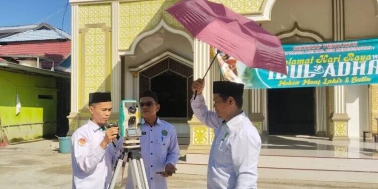 Badan Pengelola Masjid (BPM) Raudhatul Hidayah naungan DPD LDII Hulu Sungai Utara gandeng Kemenag ukur ulang kiblat masjid. Foto: LINES.