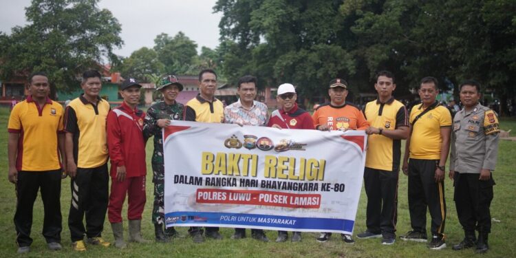 Dalam rangka memperingati Hari Bhayangkara ke-80, warga LDII Lamasi bersama dengan SENKOM, TNI, dan Polsek Lamasi melaksanakan kerja bakti bertajuk “Bakti Religi”. Foto: LINES