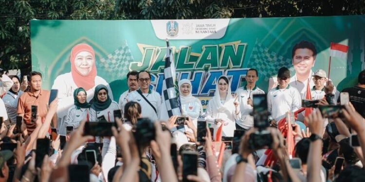 Warga LDII bersama ribuan peserta mengikuti Jalan Sehat Merah Putih yang digelar Pemprov Jatim. Foto: LINES.