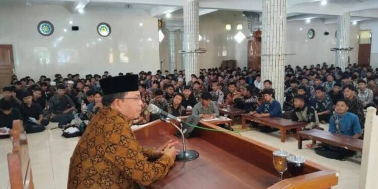 KH Thoyyibun memberi tausiyah di pengajian generasi muda LDII Wonogiri. Foto: LINES.