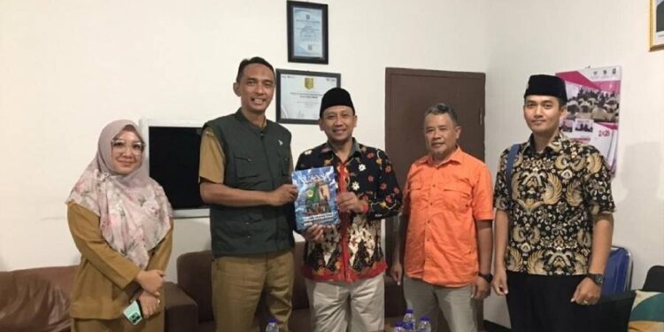Ketua DPD LDII Kabupaten Jember, Akhmad Malik Afandi, saat berkunjung ke Kantor Dinas Komunikasi dan Informatika (Diskominfo) Kabupaten Jember. Foto: LINES.