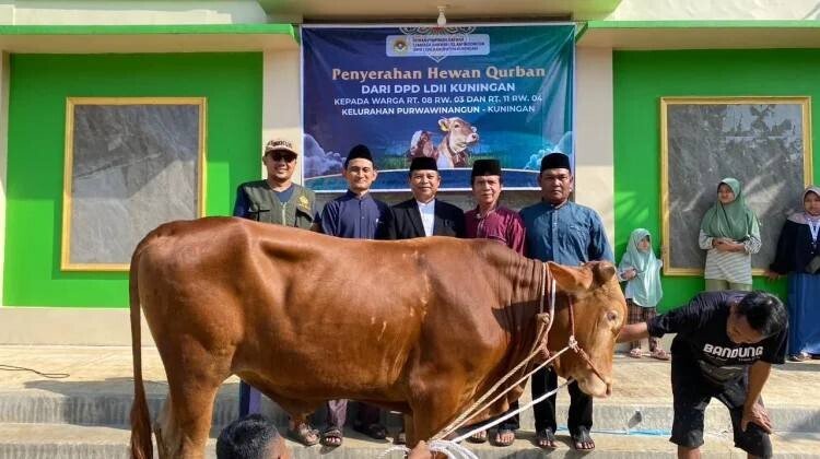LDII Kuningan membagikan paket daging kurban kepada yang membutuhkan. Foto: LINES.