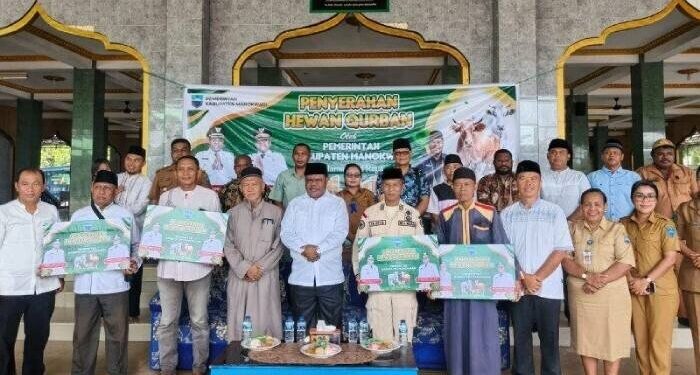 Pemerintah Kabupaten Manokwari menyerahkan bantuan hewan kurban ke LDII. Foto: LINES.