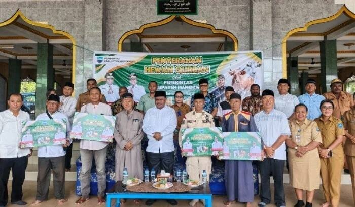 Pemerintah Kabupaten Manokwari menyerahkan bantuan hewan kurban ke LDII. Foto: LINES.