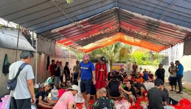 Warga LDII Pancoran Mas melaksanakan penyembelihan dan penyaluran 1.000 paket daging kurban. Foto: LINES.