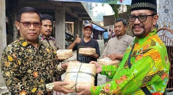Takmir Masjid Baitul A’laa LDII Sariagung, Kabupaten Wonosobo, menyalurkan daging kurban. Foto: LINES.