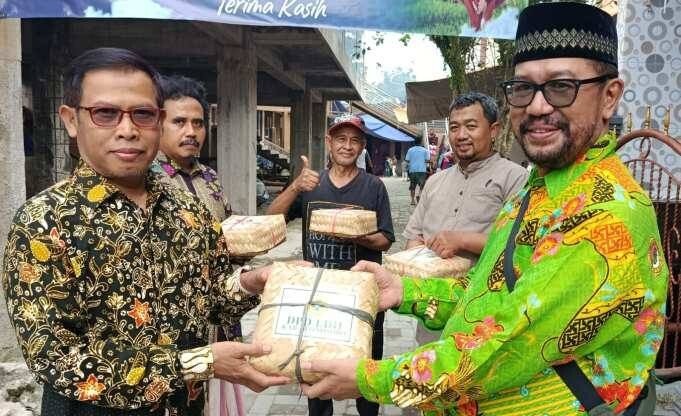 Takmir Masjid Baitul A’laa LDII Sariagung, Kabupaten Wonosobo, menyalurkan daging kurban. Foto: LINES.