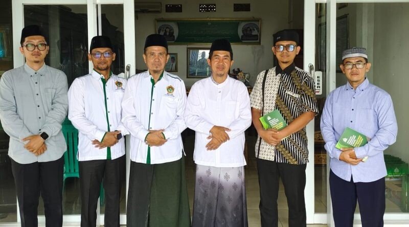 DPD LDII Kabupaten Majalengka bersama para ustaz Pondok Pesantren Fathul Huda Sawala, studi tiru ke Al Madani Cikalong. Foto: LINES.