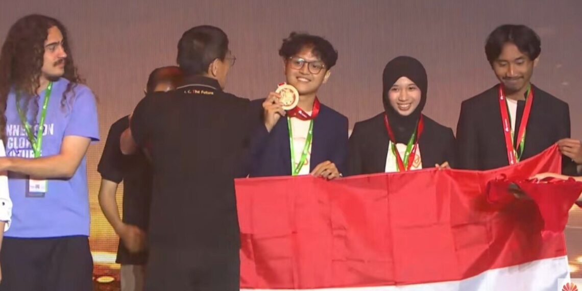 Mahasiswa Teknik Telekomunikasi ITB, Sulthan Miftahul Ulum, bersama timnya berhasil meraih First Prize. Foto: LINES.