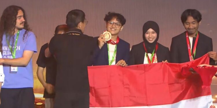 Mahasiswa Teknik Telekomunikasi ITB, Sulthan Miftahul Ulum, bersama timnya berhasil meraih First Prize. Foto: LINES.