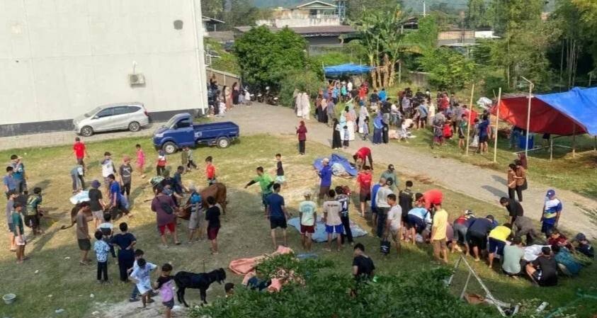 LDII Banten menggelar kurban dan berbagi kepada warga. Foto: LINES.