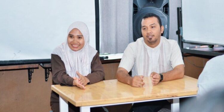 Pengusaha Coffee Shop M. Rizal Novianto dan Istri, Rina Tupon Pangudi Luhur di sela diskusi bersama peserta kegiatan "Bersua" pada Senin (1/6). Foto: LINES.