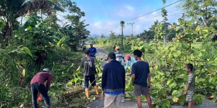 PC LDII Arso Barat, Keerom, Papua ajak warga PAC sekitarnya bekerja bakti. Foto: LINES.