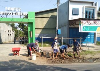 Warga LDII Kuwarasan dan Santri Ponpes Baitussyakur Gotong Royong Perbaiki Jalan Ambles
