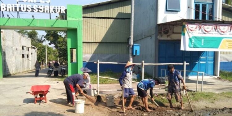 PC LDII Kuwarasan bersama pengurus dan santri Pondok Pesantren Baitussyakur melaksanakan kerja bakti. Foto: LINES.