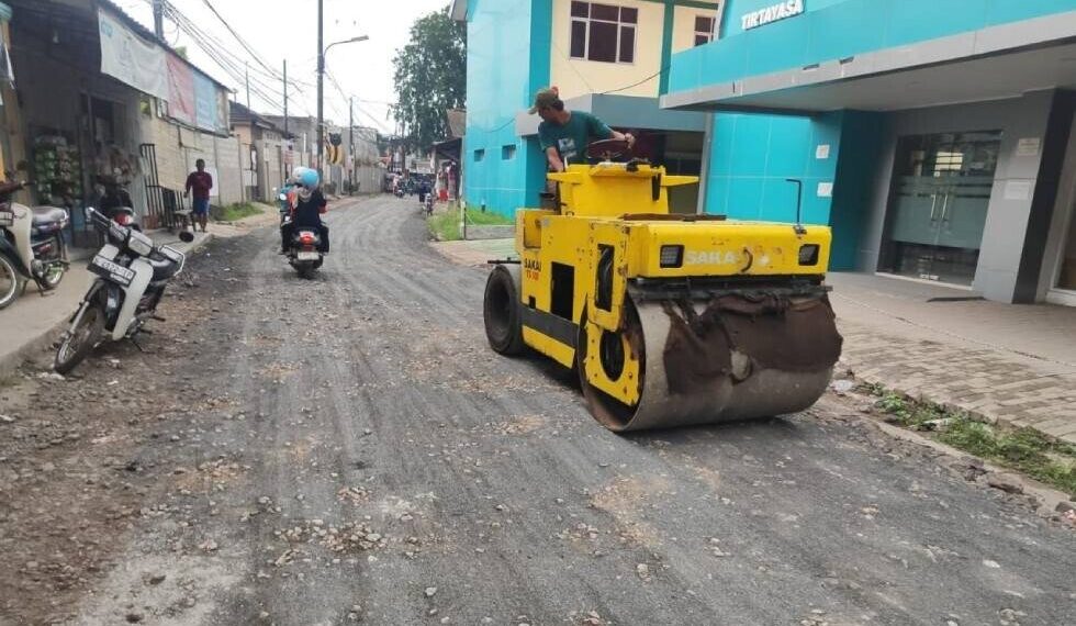 Pondok Pesantren Mahasiswa Achmad Basyarie (PPM AB) Serang membantu pengaspalan jalan. Foto: LINES.