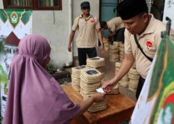 Kurangi Sampah Plastik, LDII Depok Bagikan Daging Kurban dengan Besek