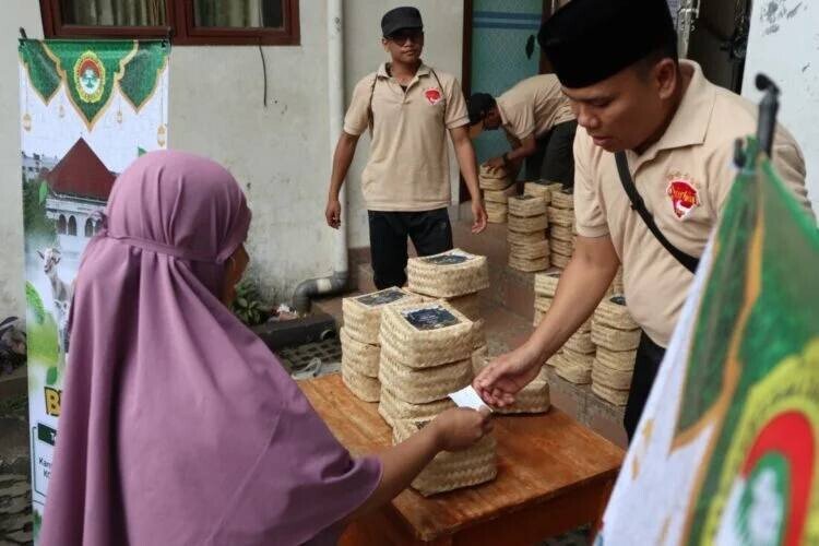DPD LDII Kota Depok kembali membagikan daging kurban menggunakan besek bambu. Foto: LINES.