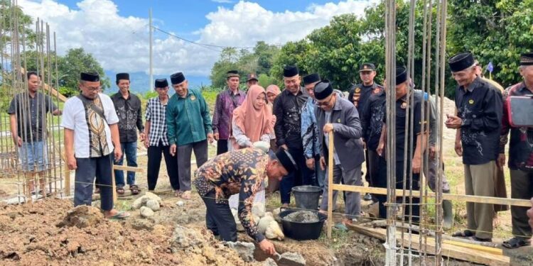 Peletakan batu pertama untuk pembangunan Gedung Sekolah SD dan SMP Yayasan Budi Utomo. Foto: LINES.