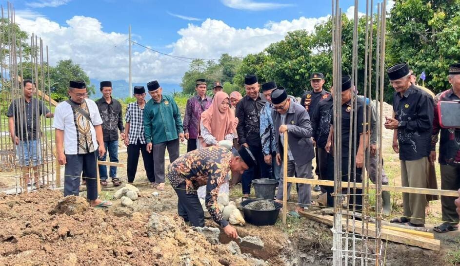 Peletakan batu pertama untuk pembangunan Gedung Sekolah SD dan SMP Yayasan Budi Utomo. Foto: LINES.