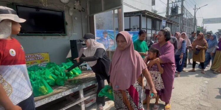 Ponpes Gadingmangu membagikan ribuan paket daging kurban Idul Adha kemarin. Foto: LINES.