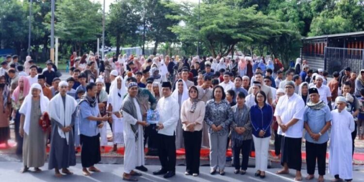 Asisten II Bidang Perekonomian dan Pembangunan Pemerintah Kota Bitung, Jhon Michael Toar Sondak saat menghadiri pelaksanaan salat Idul Adha. Foto: LINES.