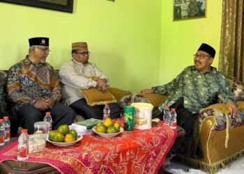 Silaturahim dengan KH Ahmad Farur Rozi, DPP LDII Hadiahkan Buku Penelitian Tentang LDII