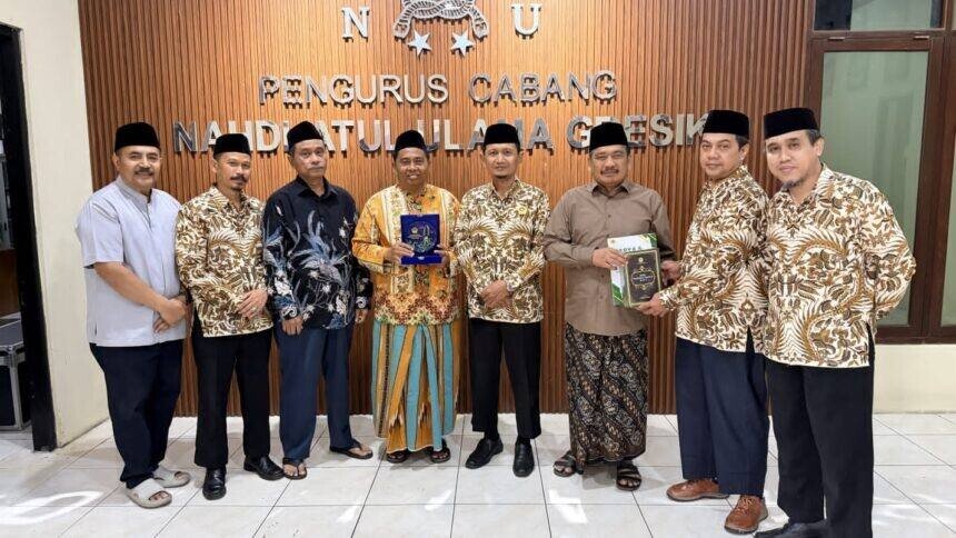 Jajaran pengurus DPD LDII Kabupaten Gresik yang baru, silaturahim ke Pengurus Cabang Nahdlatul Ulama Gresik. Foto: LINES.
