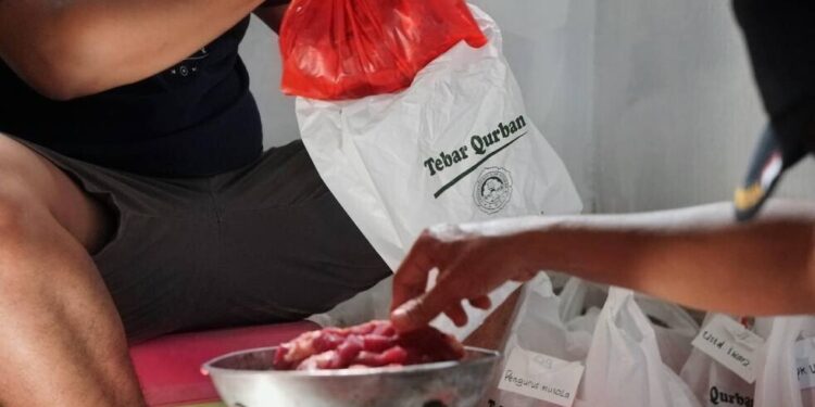 PAC LDII Tegal Alur menyembelih kurban dan membagikan daging lewat tebar kurban. Foto: LINES.