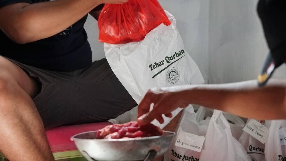 PAC LDII Tegal Alur menyembelih kurban dan membagikan daging lewat tebar kurban. Foto: LINES.