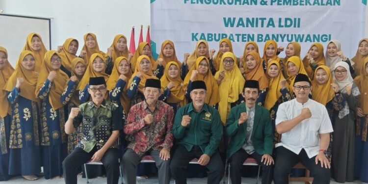 Ketua DPD LDII Kabupaten Banyuwangi, Heri Sujatmiko, mengukuhkan pengurus Wanita LDII Banyuwangi. Foto: LINES.