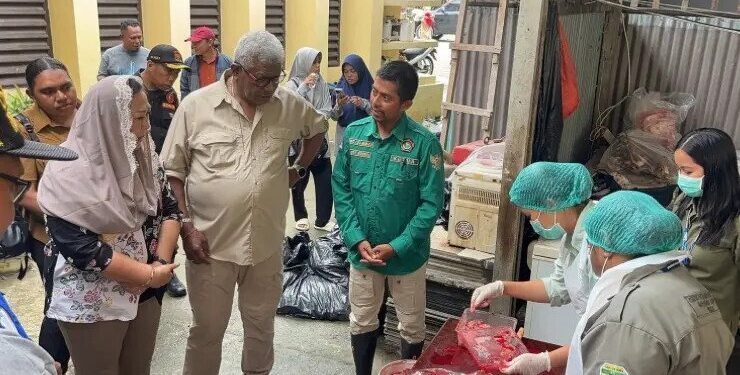 Tata kelola penyembelihan hewan kurban yang diterapkan warga LDII Kabupaten Mimika mendapat apresiasi dari Bupati Mimika Johannes Rettob. Foto: LINES