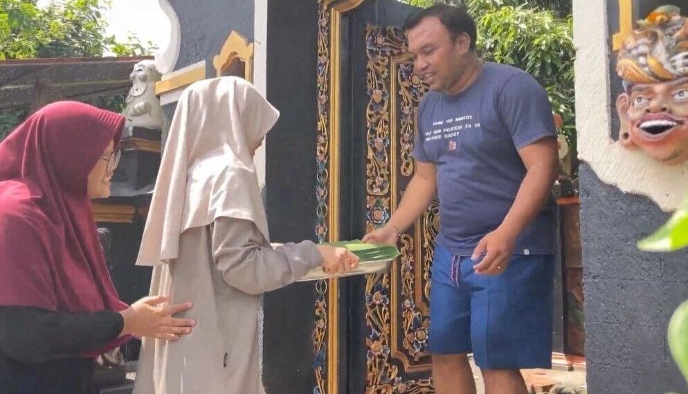 Warga LDII Kabupaten Tabanan melestarikan tradisi ngejot daging kurban pada Idul Adha 1447H, Rabu, (27/5). Foto: LINES