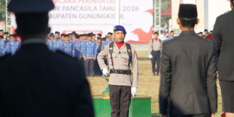 Pemuda LDII dan Senkom Mitra Polri Kabupaten Gunungkidul mengikuti Upacara Peringatan Hari Lahir Pancasila di Alun-Alun Wonosari, Gunungkidul, Daerah Istimewa Yogyakarta, pada Senin (1/6/2026). Foto: LINES