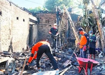 LDII dan Senkom Klaten Gotong Royong Bantu Bersihkan Puing Korban Kebakaran