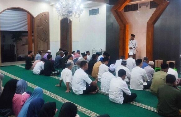 Ratusan warga dari berbagai kalangan memadati Masjid Nurul Jannah, Pucangsawit, Kecamatan Jebres, Surakarta, Jumat (19/6/2026). Foto: LINES