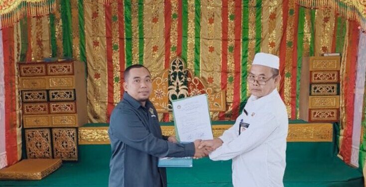 Ketua PC LDII Kerinci Kanan, Moch Hosen menyerahkan bantuan pelaminan kepada KUA Kerinci Kanan. Foto: LINES