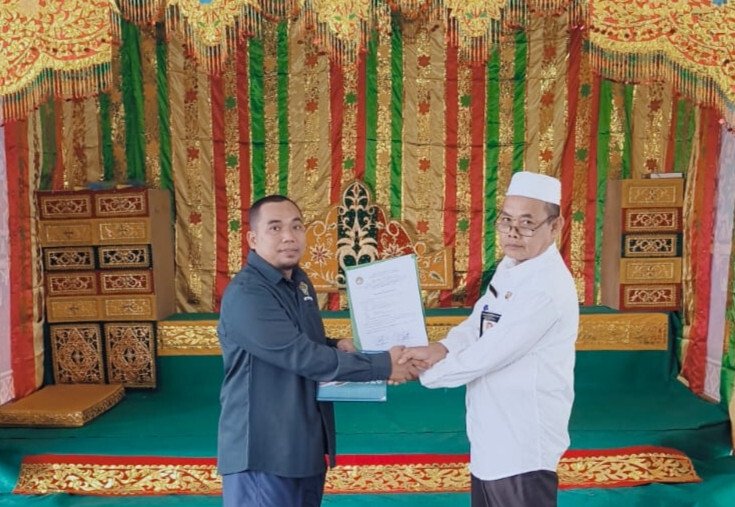 Ketua PC LDII Kerinci Kanan, Moch Hosen menyerahkan bantuan pelaminan kepada KUA Kerinci Kanan. Foto: LINES