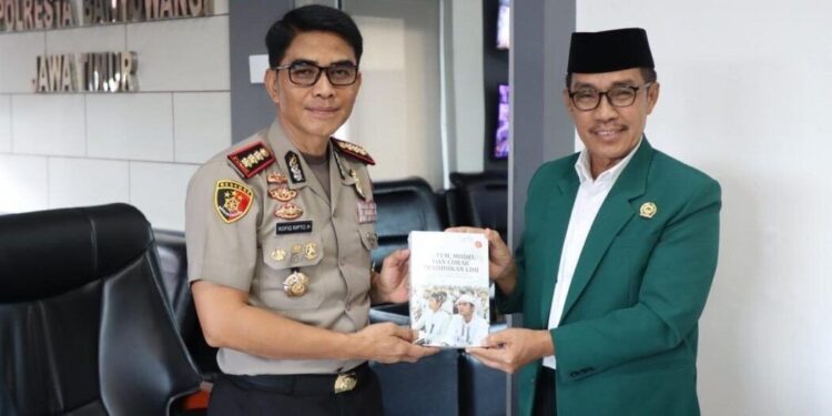 DPD LDII Kabupaten Banyuwangi silaturahim ke Kapolresta Banyuwangi, Kombes Pol. Rofiq Ripto Himawan, pada Senin (25/6) di Mapolresta Banyuwangi. Foto: LINES