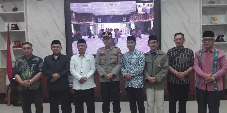DPD LDII Kabupaten Sumedang menghadiri doa bersama lintas agama yang diselenggarakan Polres Sumedang dalam memperingati Hari Bhayangkara ke-80. Foto: LINES