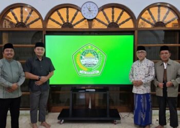 Wakil Ketua Komisi VIII DPR RI Singgih Januratmoko Salurkan Bantuan Smart Board untuk Ponpes Al Ubaidah